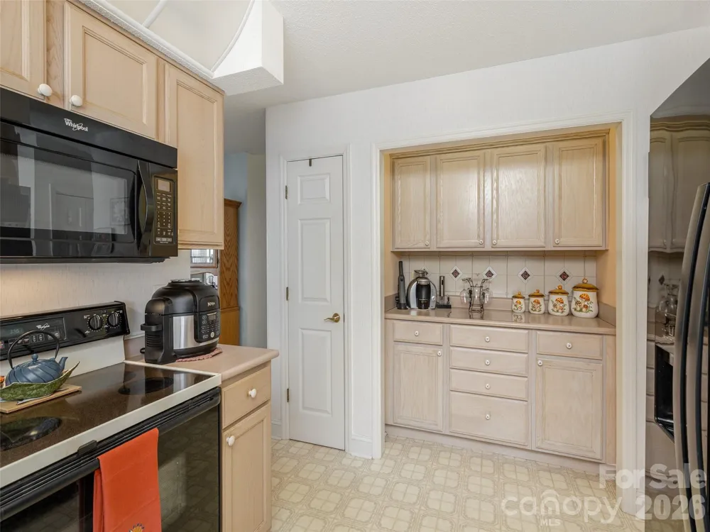206 Black Oak Lane Hendersonville, NC 28791