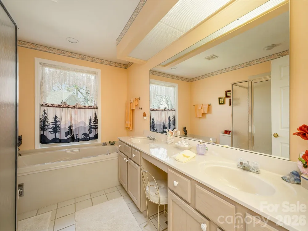 206 Black Oak Lane Hendersonville, NC 28791