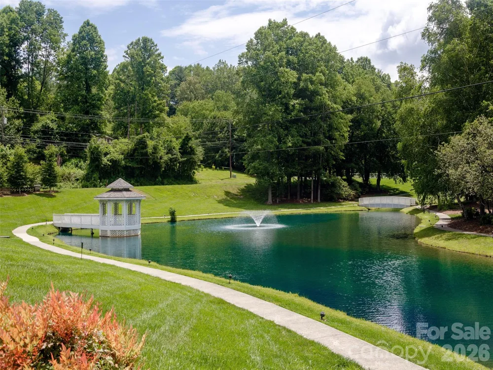 206 Black Oak Lane Hendersonville, NC 28791