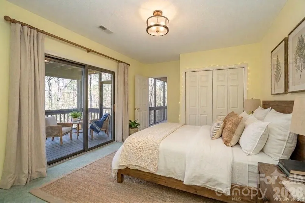 206 Black Oak Lane Hendersonville, NC 28791