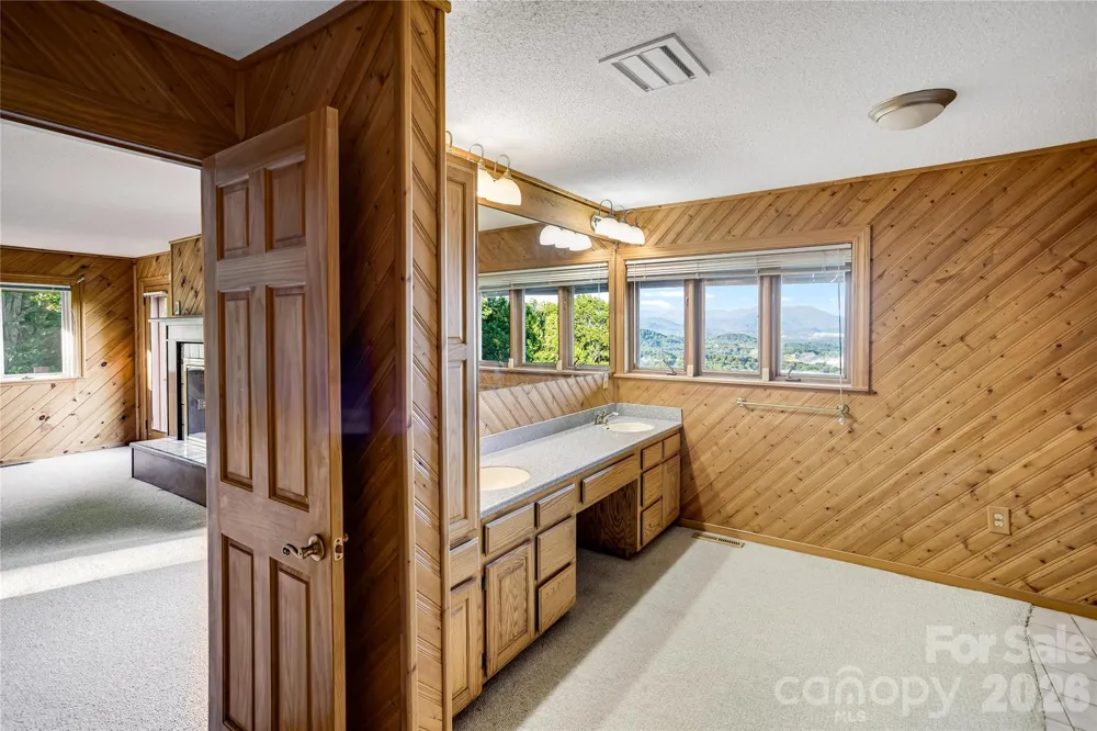 1087 Brigadoon Drive Clyde, NC 28721