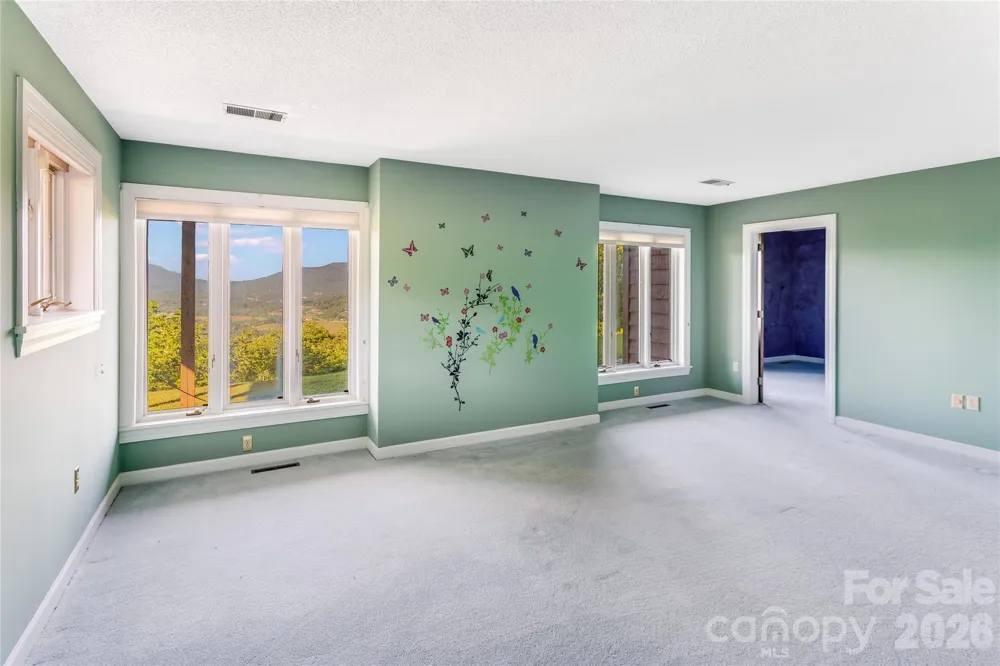 1087 Brigadoon Drive Clyde, NC 28721