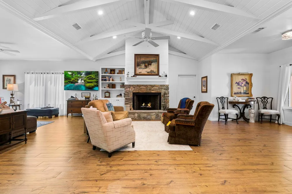 229 Knollwood Creek Onalaska, TX 77360