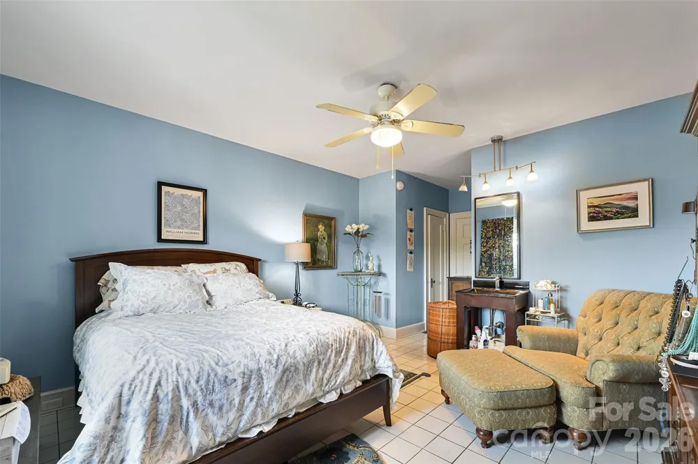 538 Main Street #305-#308 Hendersonville, NC 28792