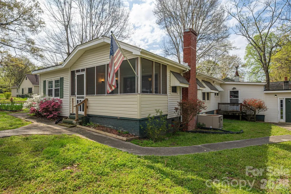 111 E Carlton Street Dallas, NC 28034