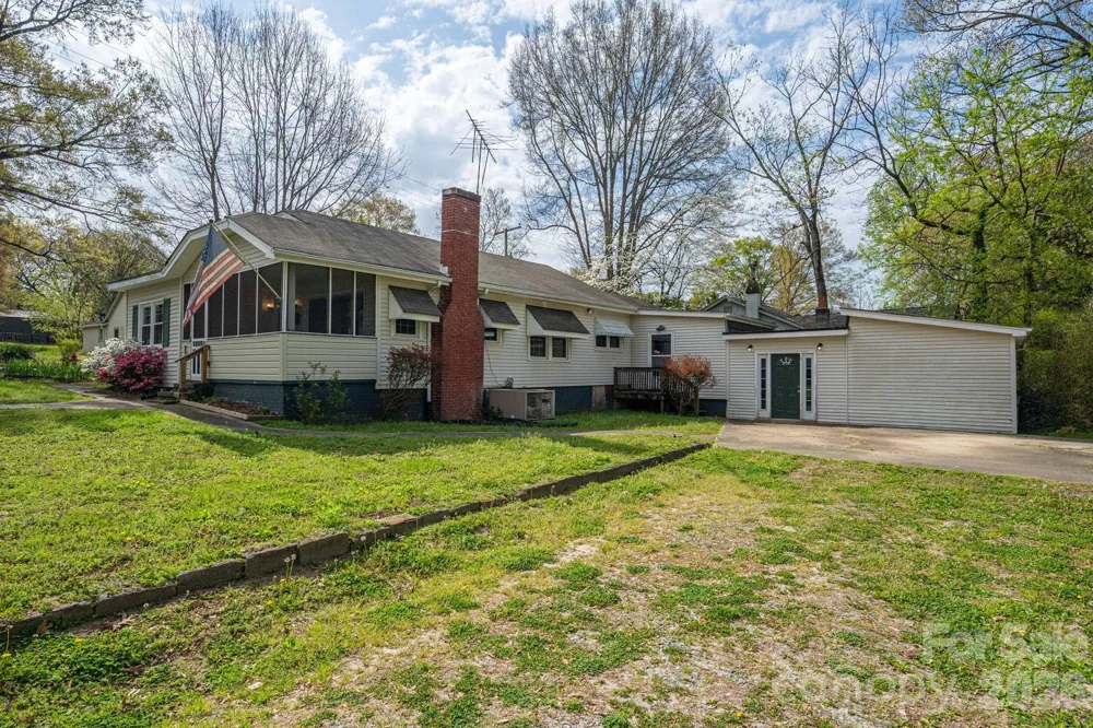 111 E Carlton Street Dallas, NC 28034