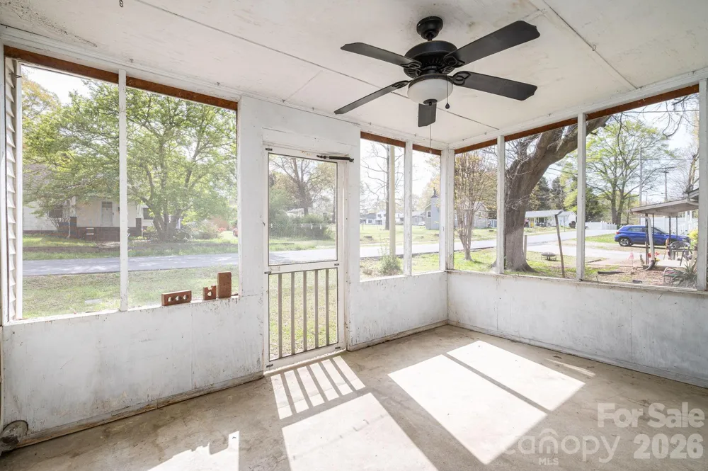 111 E Carlton Street Dallas, NC 28034