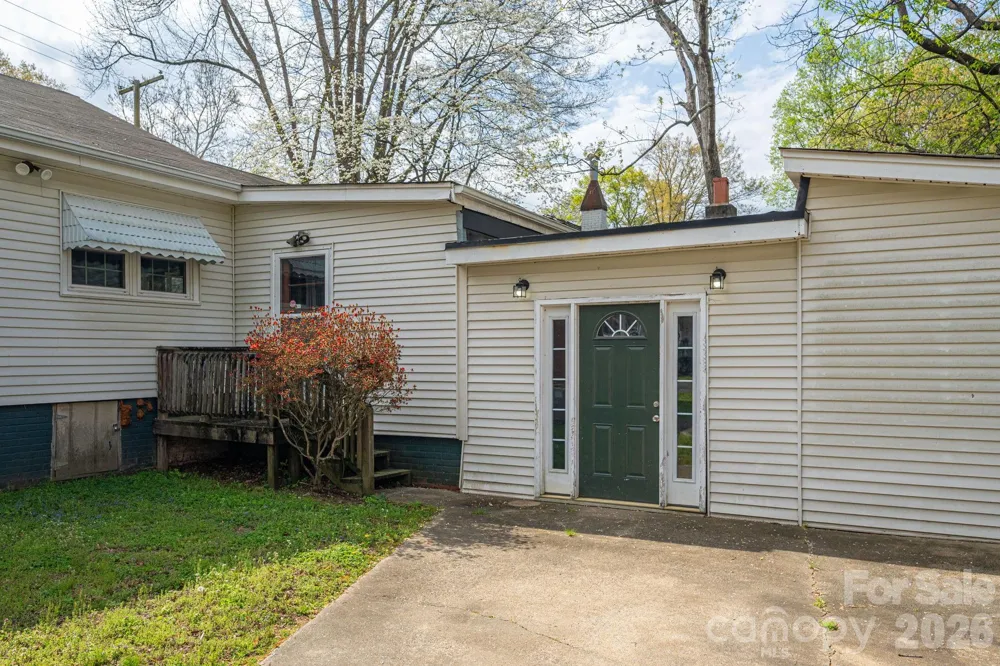 111 E Carlton Street Dallas, NC 28034