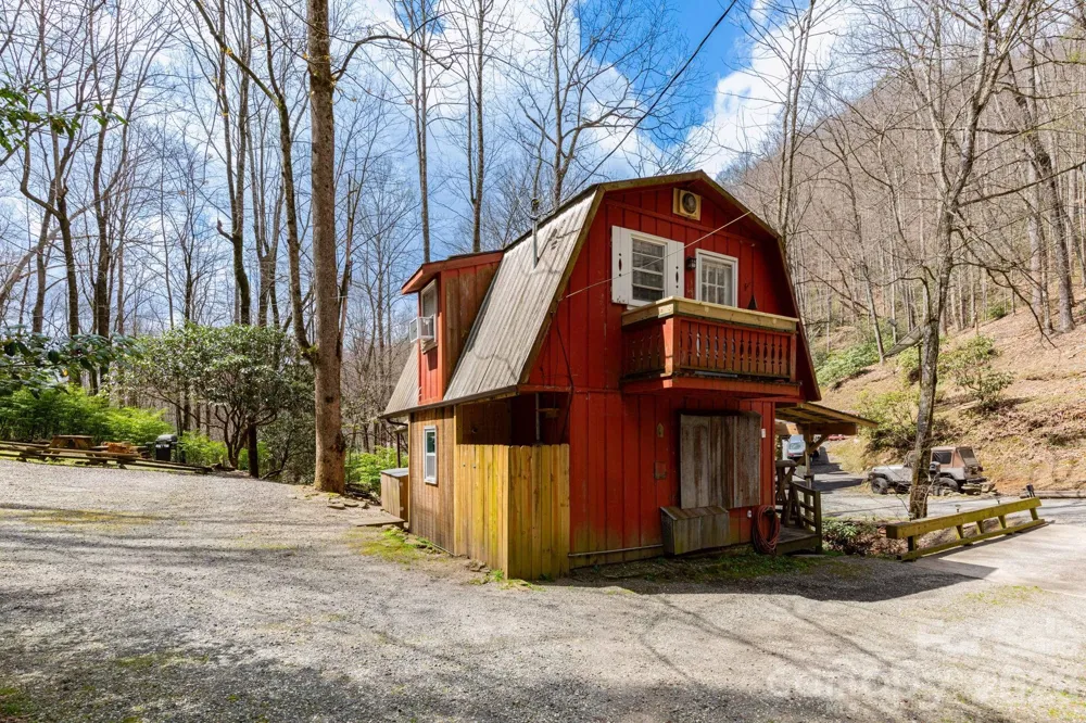 2670 Dicks Creek Road Whittier, NC 28789
