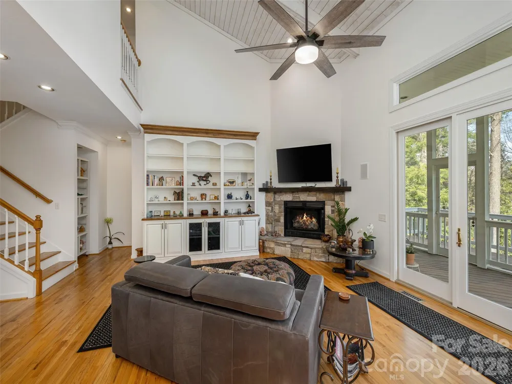83 Towne Place Drive Hendersonville, NC 28792