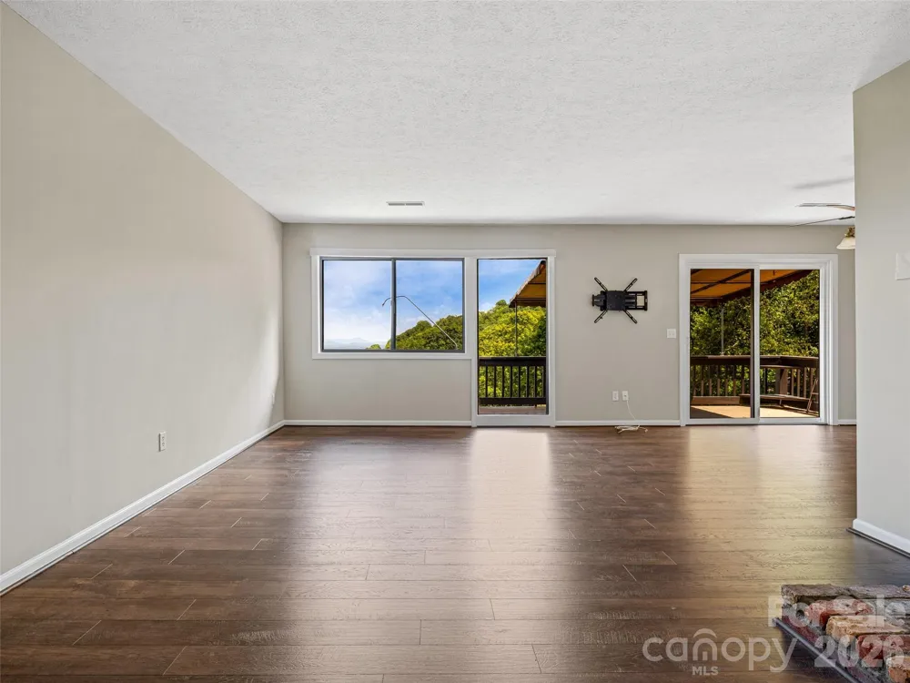 128 Country Ridge Road Hendersonville, NC 28739