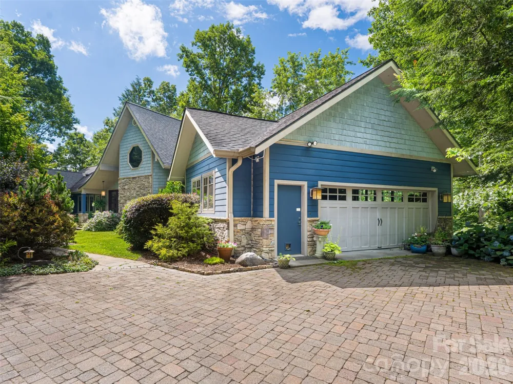 935 Whites Lake Boulevard Saluda, NC 28773