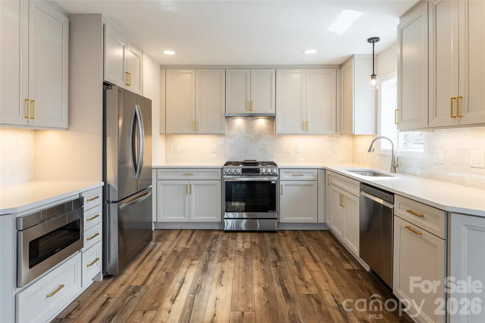 1203 Fleetwood Plaza Hendersonville, NC 28739