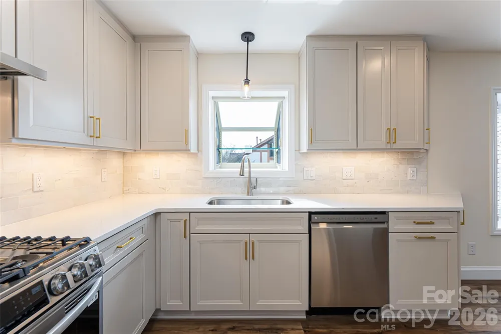 1203 Fleetwood Plaza Hendersonville, NC 28739
