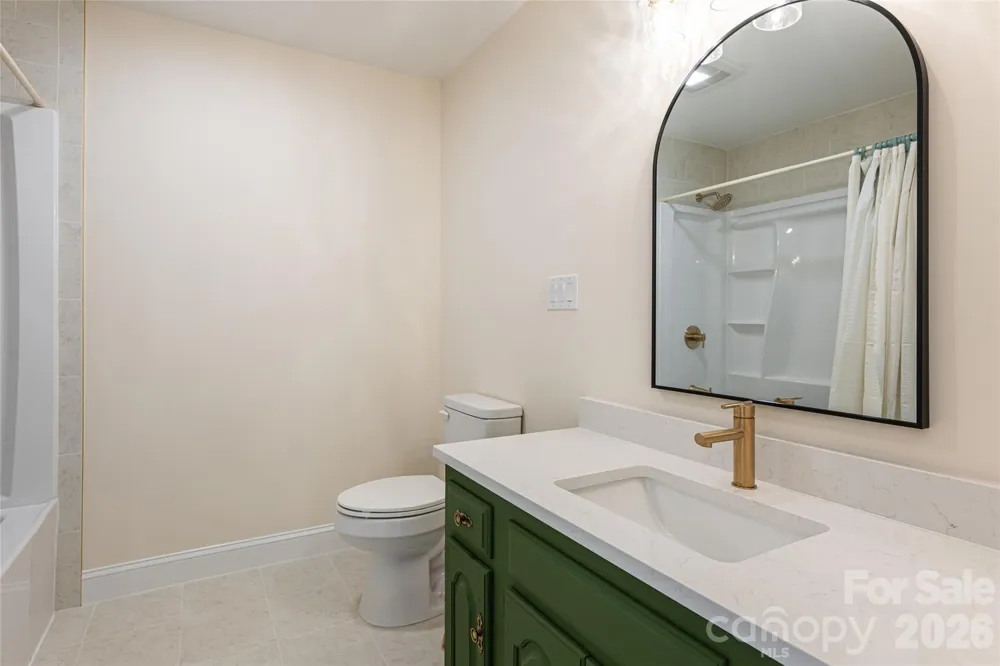 1203 Fleetwood Plaza Hendersonville, NC 28739