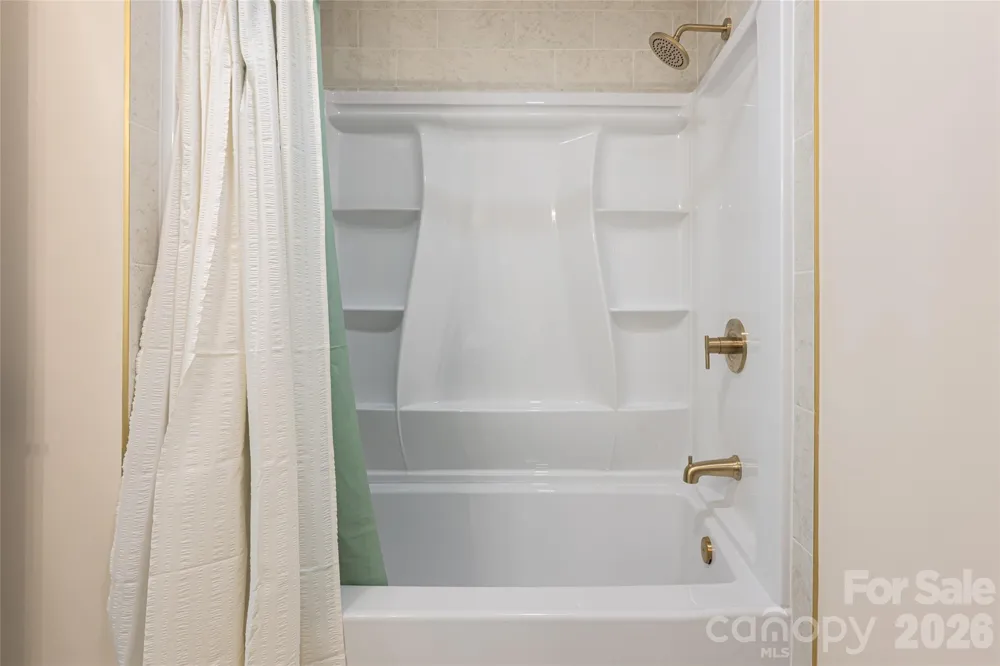 1203 Fleetwood Plaza Hendersonville, NC 28739