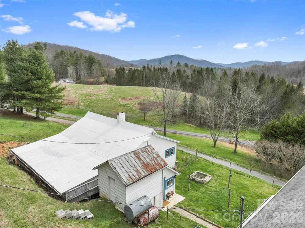 138 Robert Phillips Road Bakersville, NC 28705