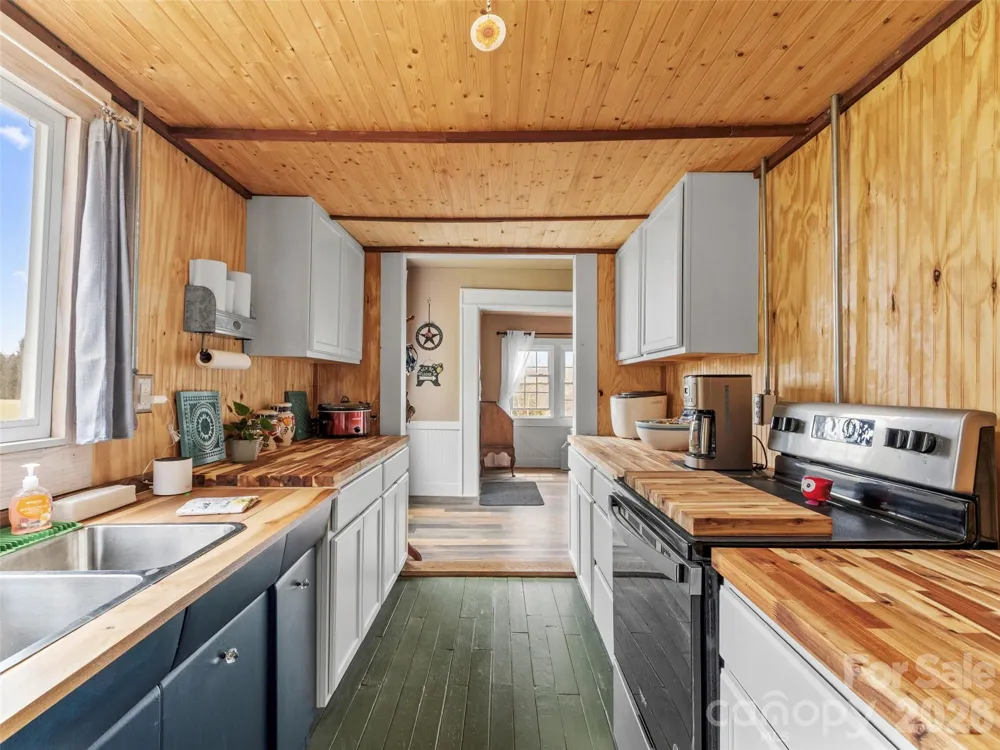 138 Robert Phillips Road Bakersville, NC 28705