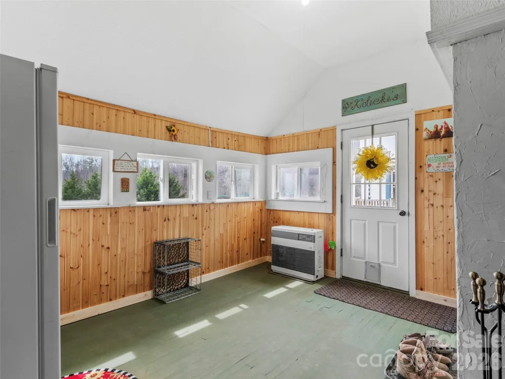 138 Robert Phillips Road Bakersville, NC 28705