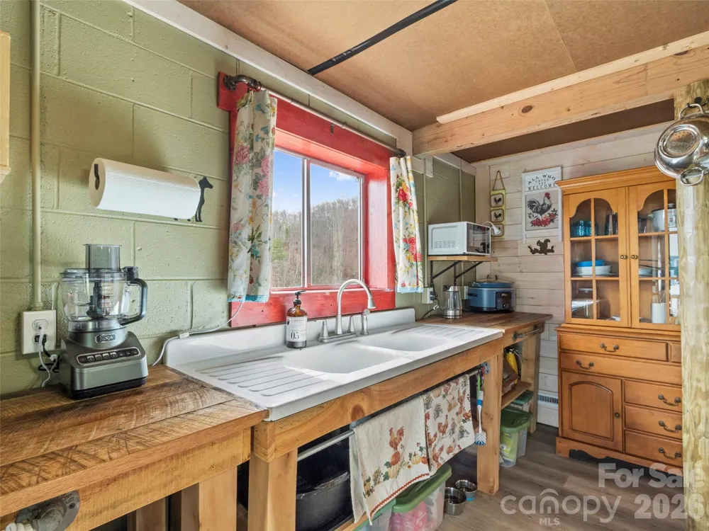 138 Robert Phillips Road Bakersville, NC 28705