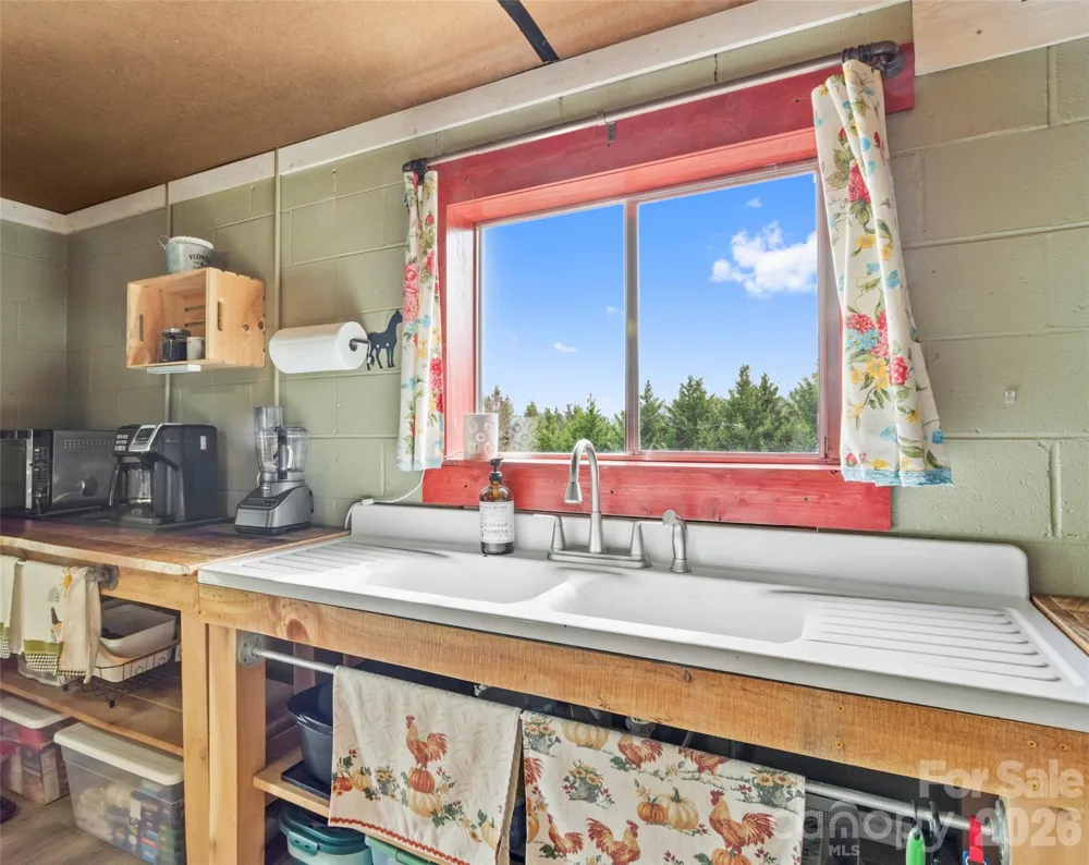 138 Robert Phillips Road Bakersville, NC 28705