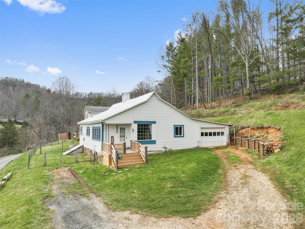 138 Robert Phillips Road Bakersville, NC 28705