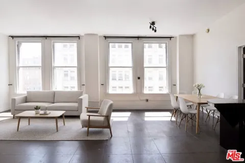 215 W 7th Street #907