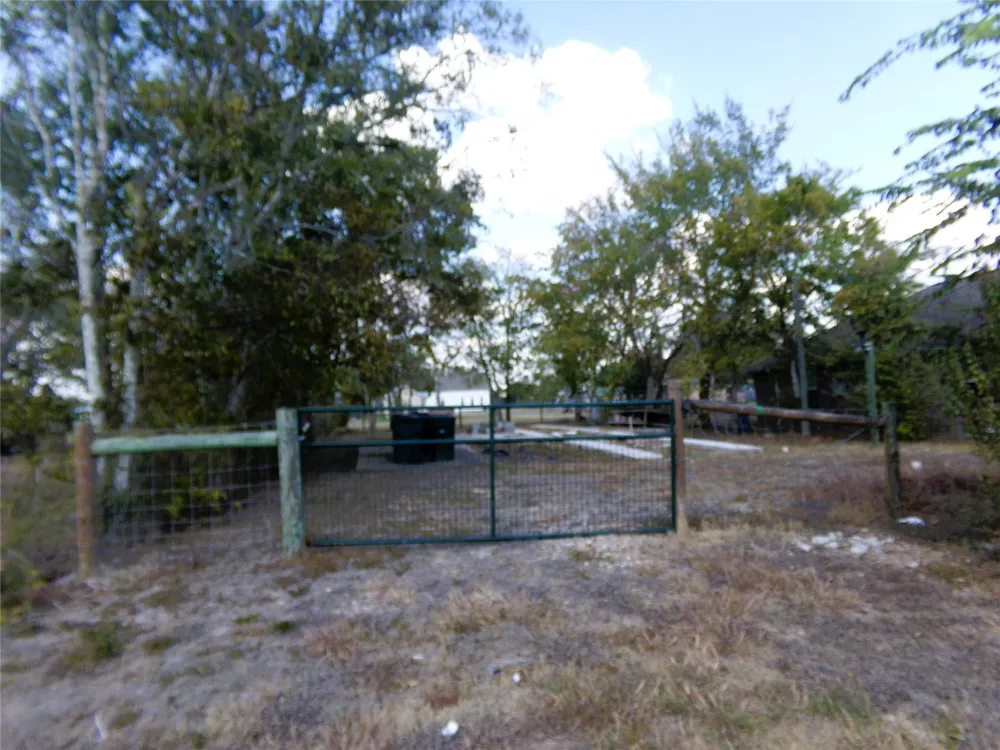 409 E Post Office Street Weimar, TX 78962