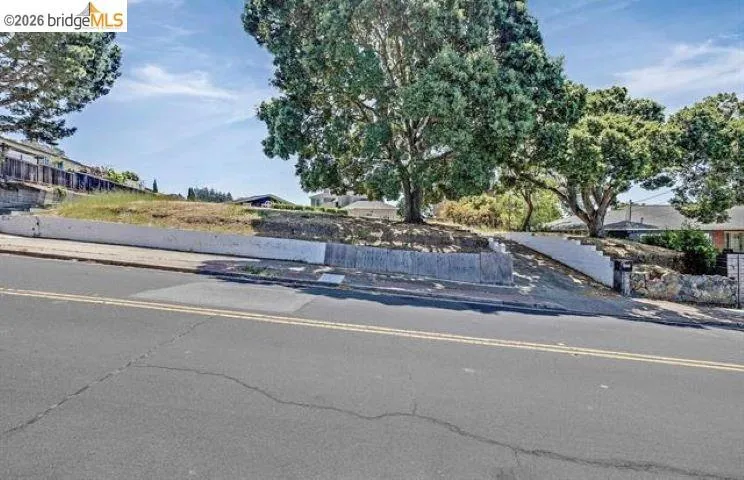 8246 Terrace Dr El Cerrito, CA 94530