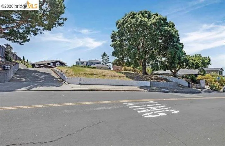 8246 Terrace Dr El Cerrito, CA 94530