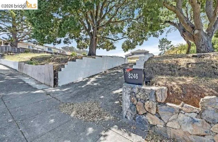 8246 Terrace Dr El Cerrito, CA 94530