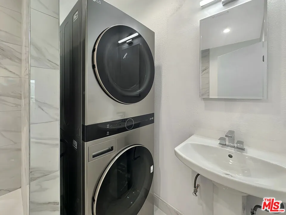 220 E Hyde Park #4 Inglewood, CA 90302