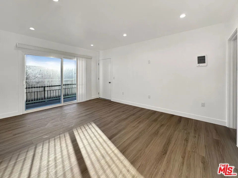 220 E Hyde Park #4 Inglewood, CA 90302