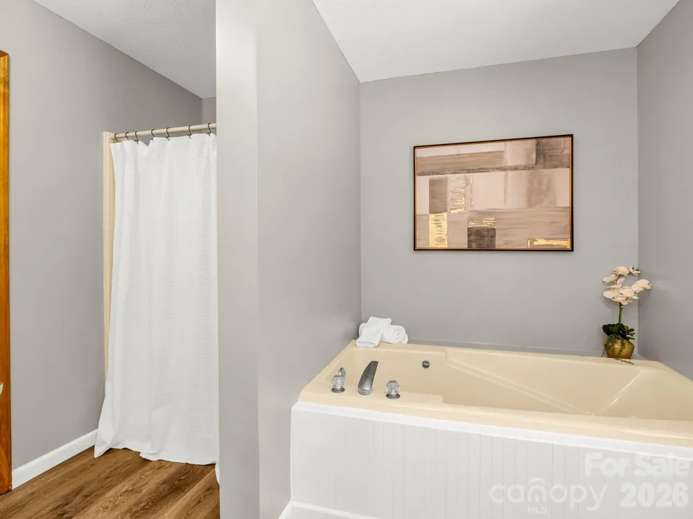 2304 Mountain Page Road Saluda, NC 28773