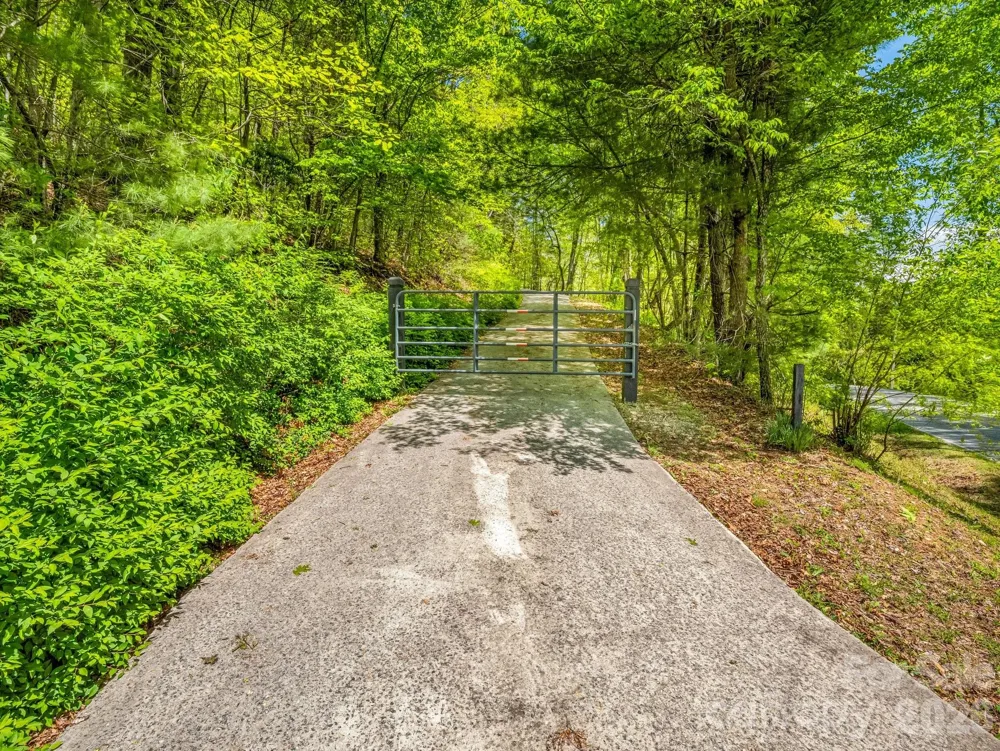2304 Mountain Page Road Saluda, NC 28773