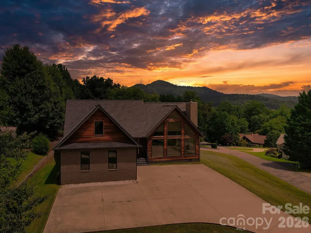 8 Nottingham Drive Candler, NC 28715