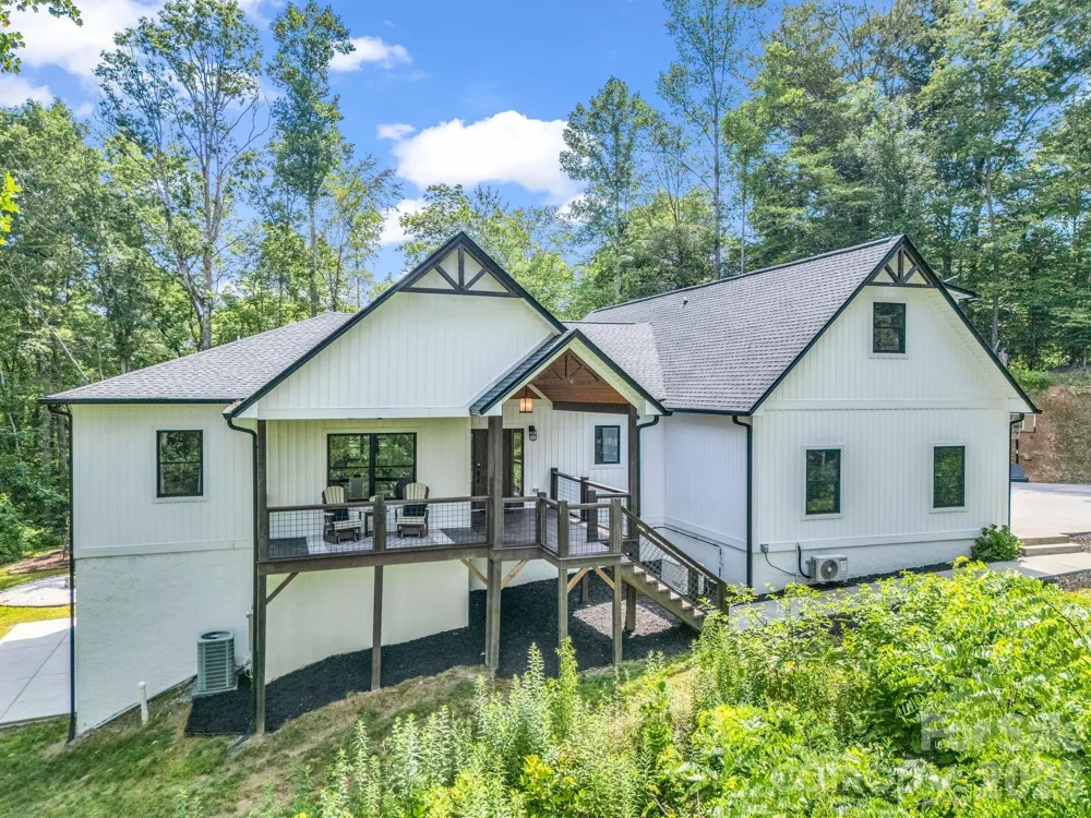 5717 Turnpike Road Horse Shoe, NC 28742