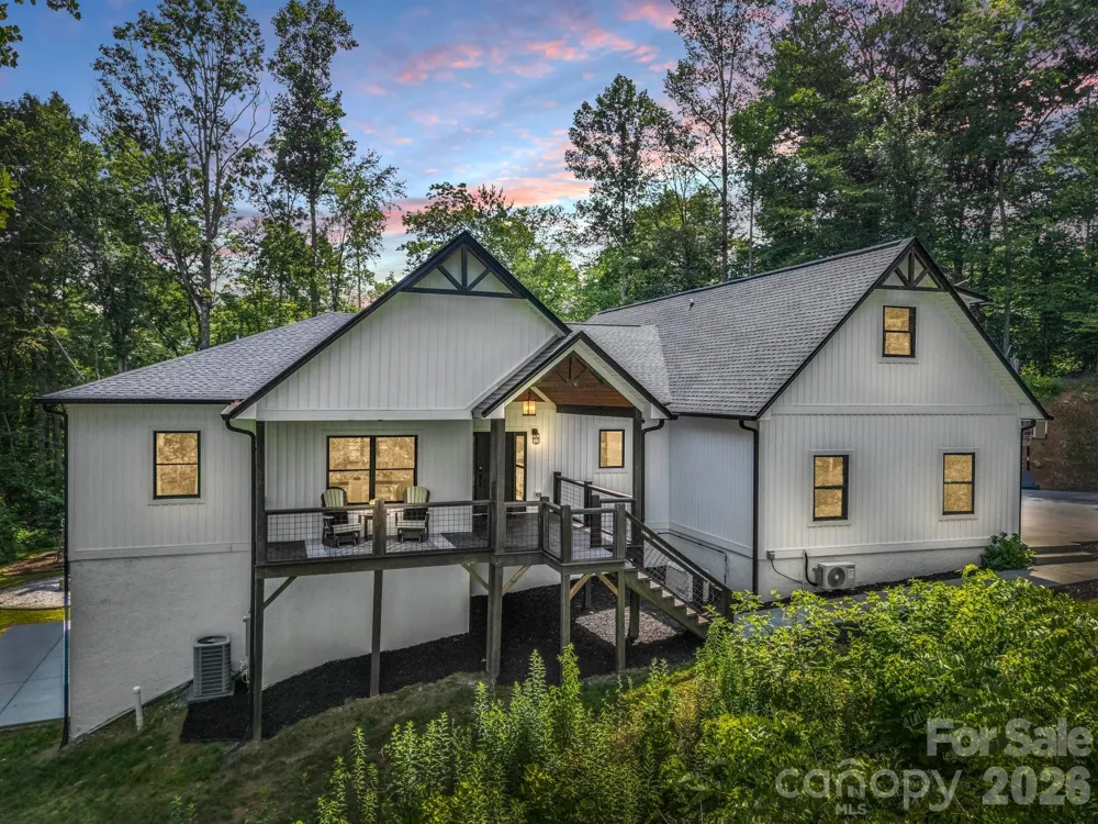 5717 Turnpike Road Horse Shoe, NC 28742