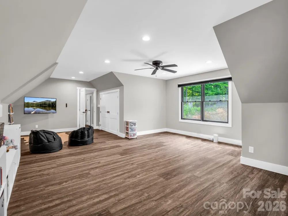 5717 Turnpike Road Horse Shoe, NC 28742