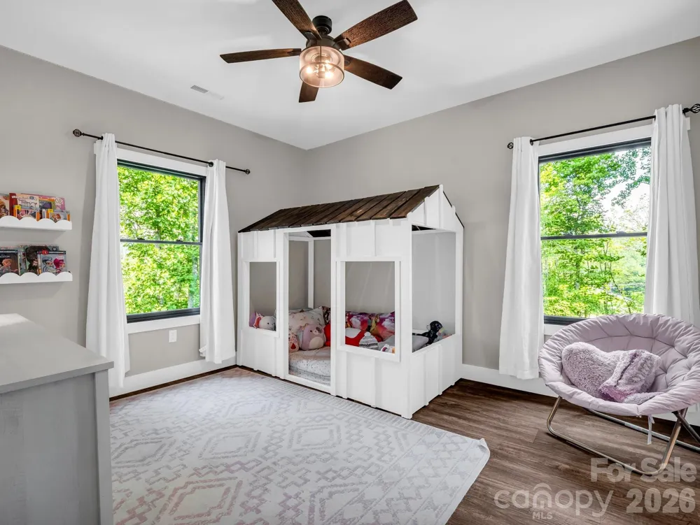 5717 Turnpike Road Horse Shoe, NC 28742