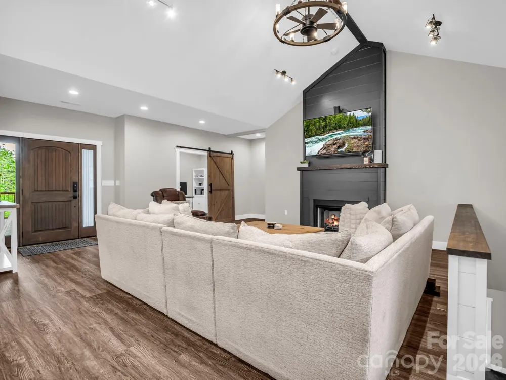 5717 Turnpike Road Horse Shoe, NC 28742
