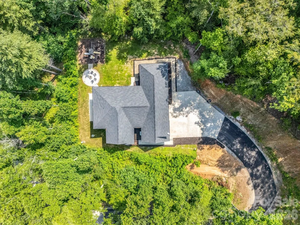 5717 Turnpike Road Horse Shoe, NC 28742