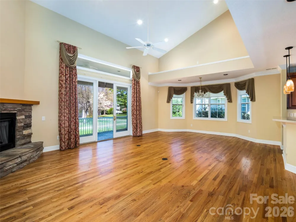 124 Towne Place Drive Hendersonville, NC 28792