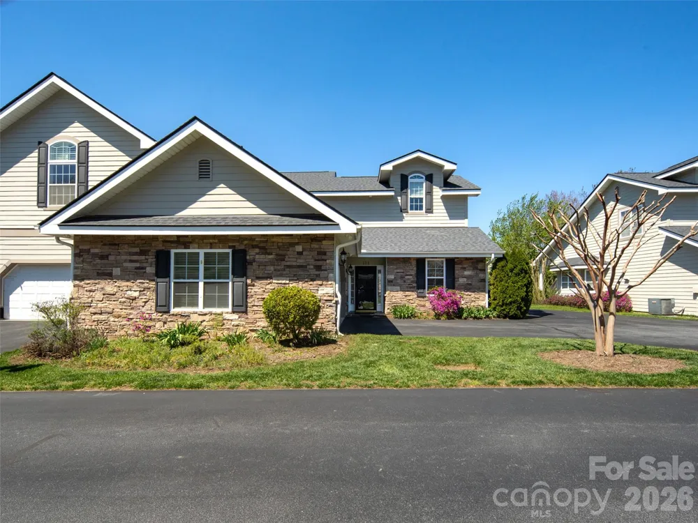 124 Towne Place Drive Hendersonville, NC 28792