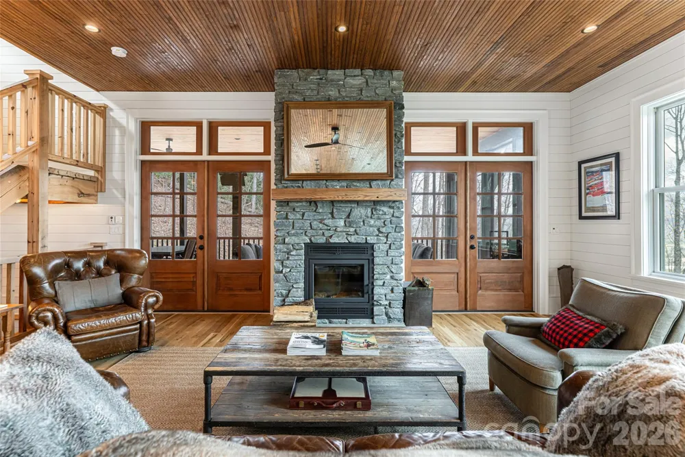 51 Summit Road Swannanoa, NC 28778
