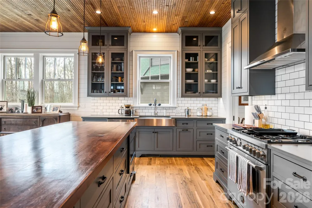 51 Summit Road Swannanoa, NC 28778