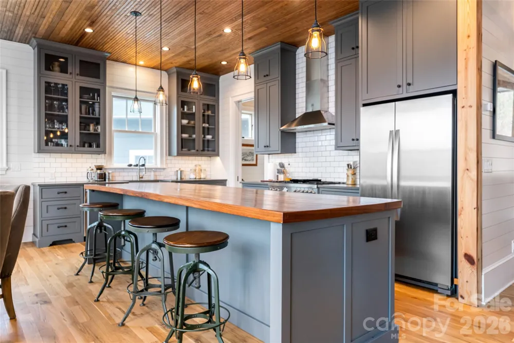 51 Summit Road Swannanoa, NC 28778