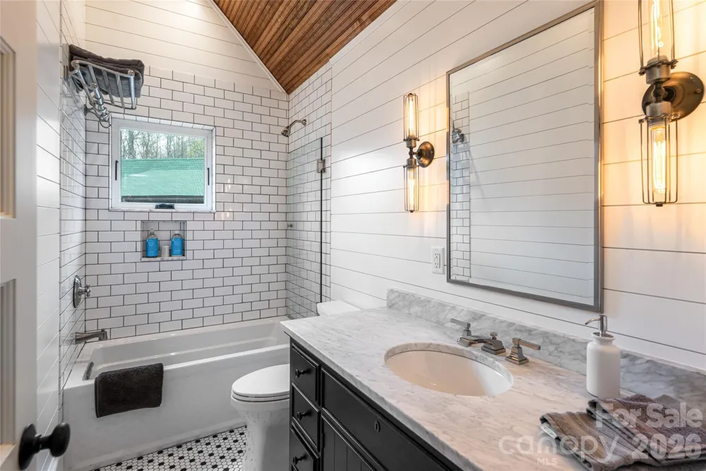 51 Summit Road Swannanoa, NC 28778
