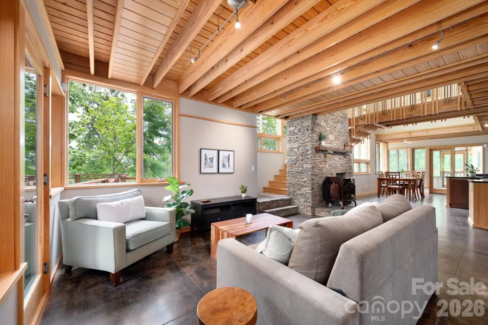 588 Long Branch Road Swannanoa, NC 28778