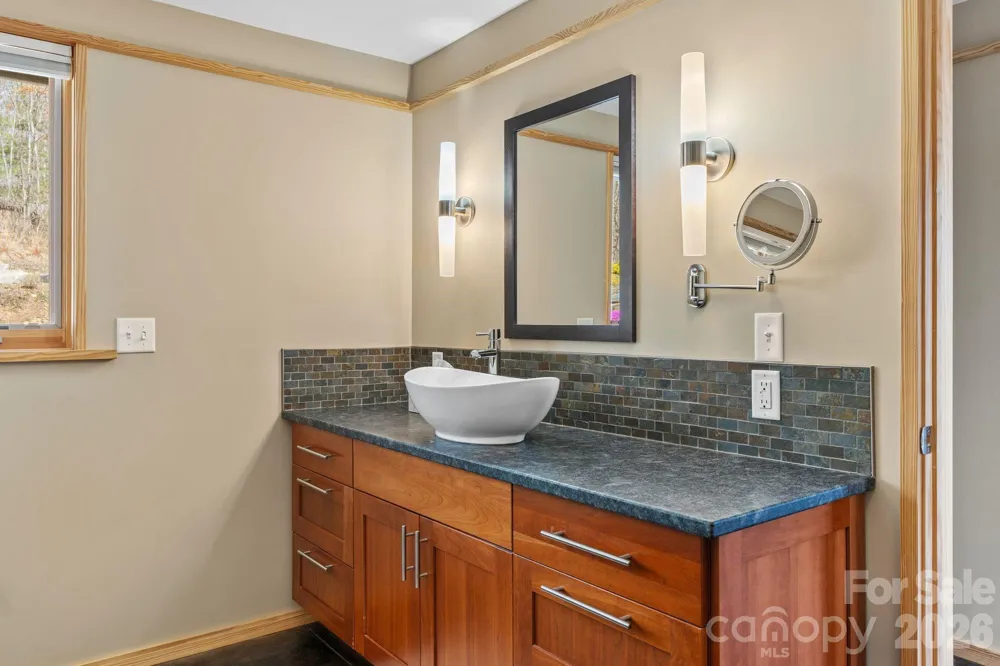 588 Long Branch Road Swannanoa, NC 28778